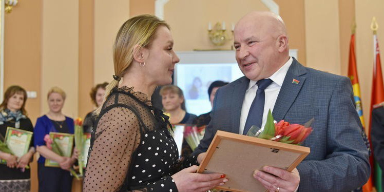 Праздничные мероприятия «Праздник весны, цветов и любви» посвященные Международному женскому дню 8 марта прошли в Кричеве