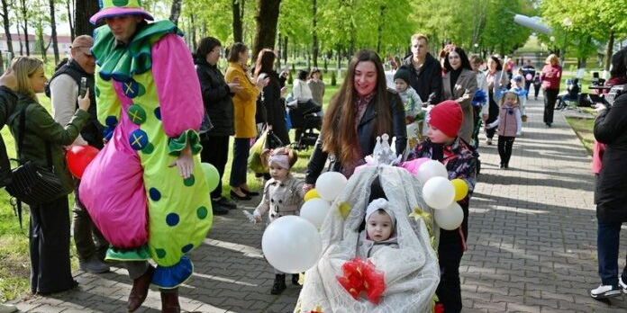 В Кричеве прошел семейный конкурс «Парад детских колясок»